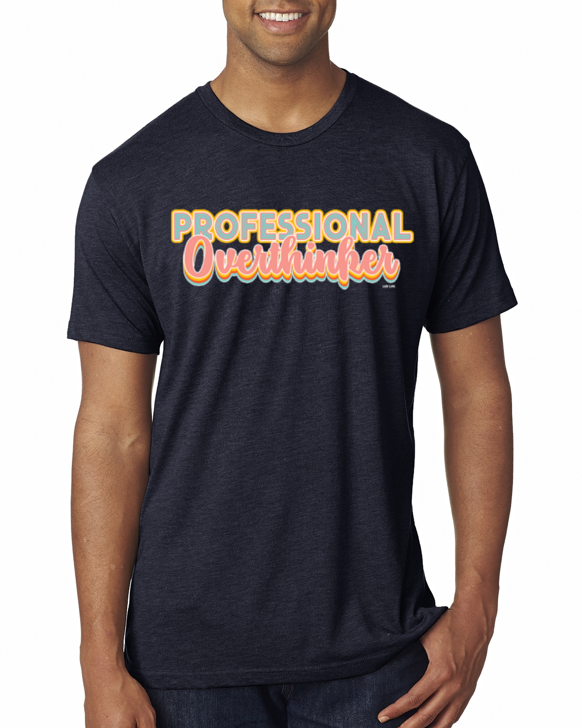 Camiseta profesional Over Thinker azul rosa amarillo letras geniales para hombre premium - Imagen 8 de 16