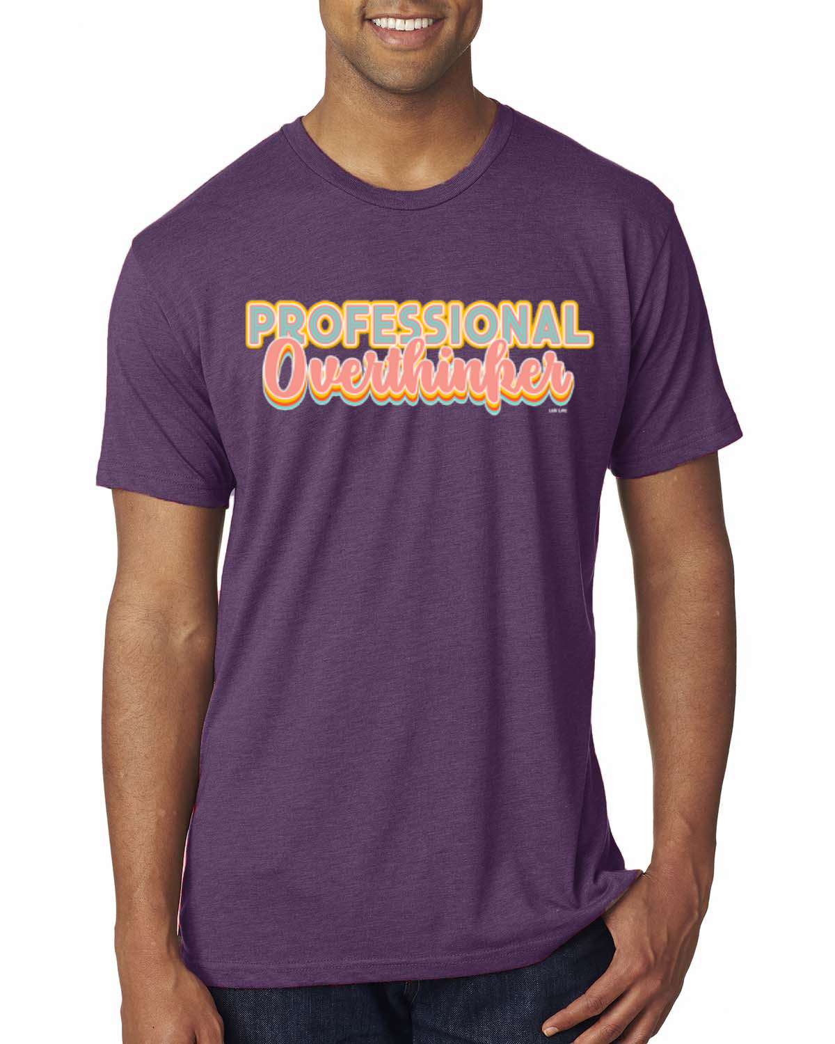 Camiseta profesional Over Thinker azul rosa amarillo letras geniales para hombre premium - Imagen 9 de 16