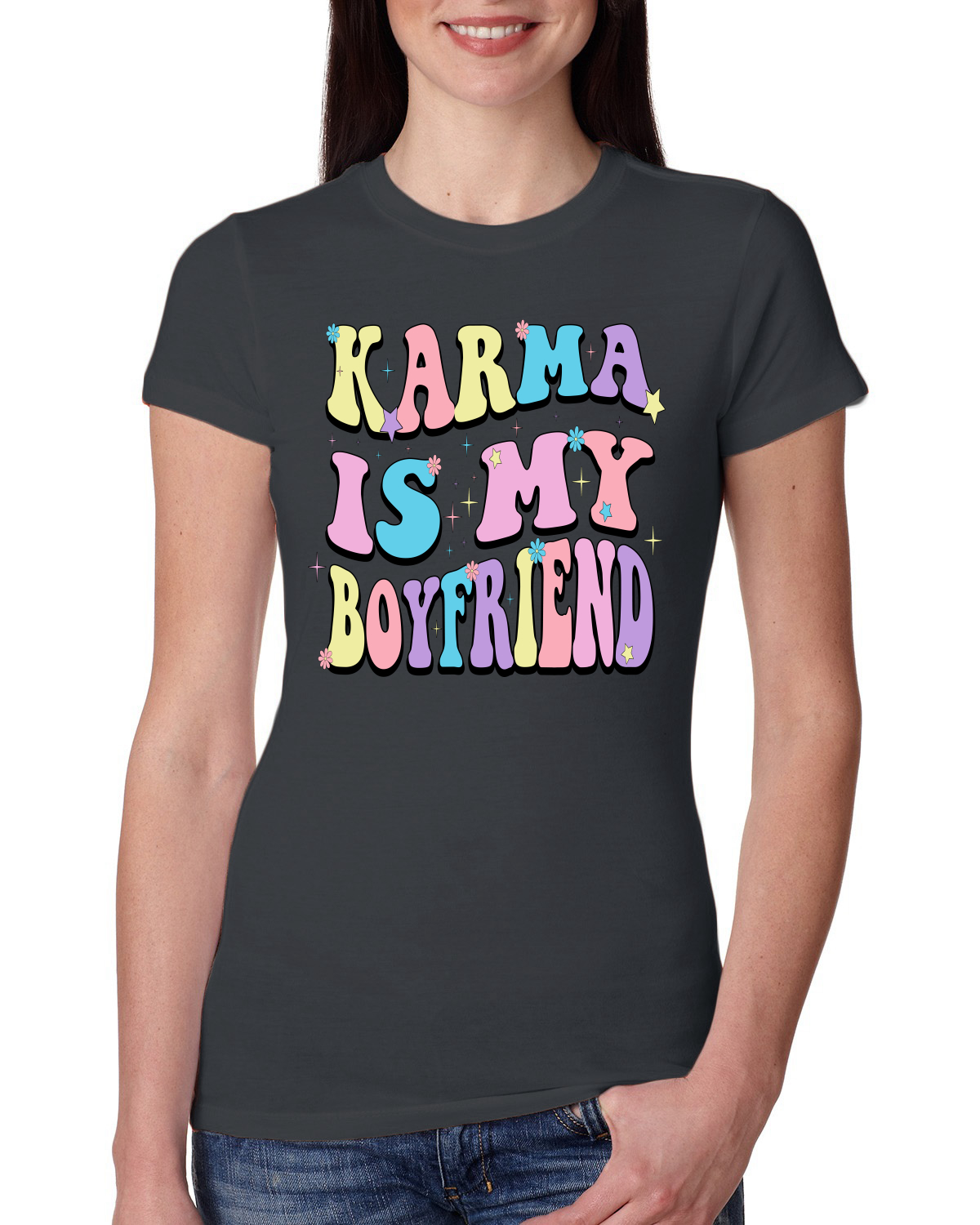 Camiseta Karma Is My Boyfriend Groovy Letters Cultura Pop para Mujer Calce Ajustado Junior - Imagen 8 de 8