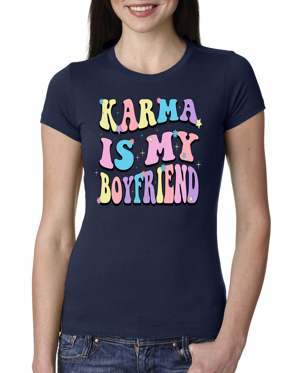 Camiseta Karma Is My Boyfriend Groovy Letters Cultura Pop para Mujer Calce Ajustado Junior - Imagen 5 de 8