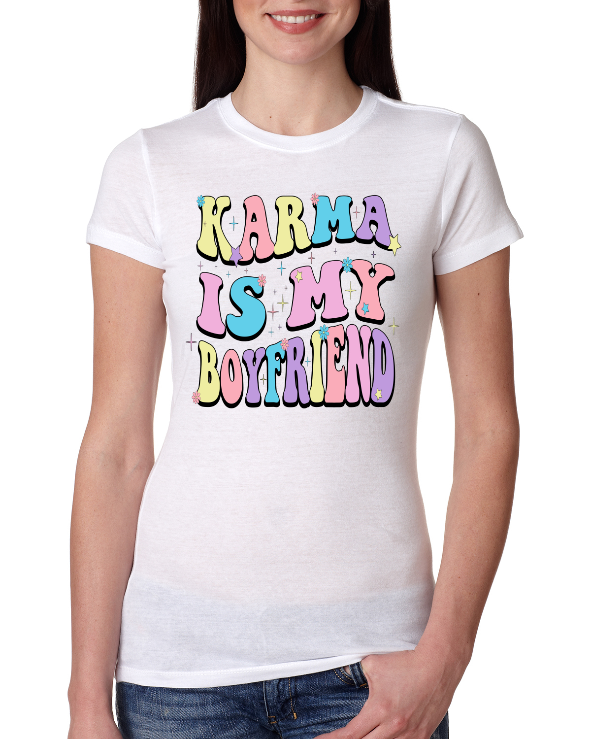 Camiseta Karma Is My Boyfriend Groovy Letters Cultura Pop para Mujer Calce Ajustado Junior - Imagen 7 de 8