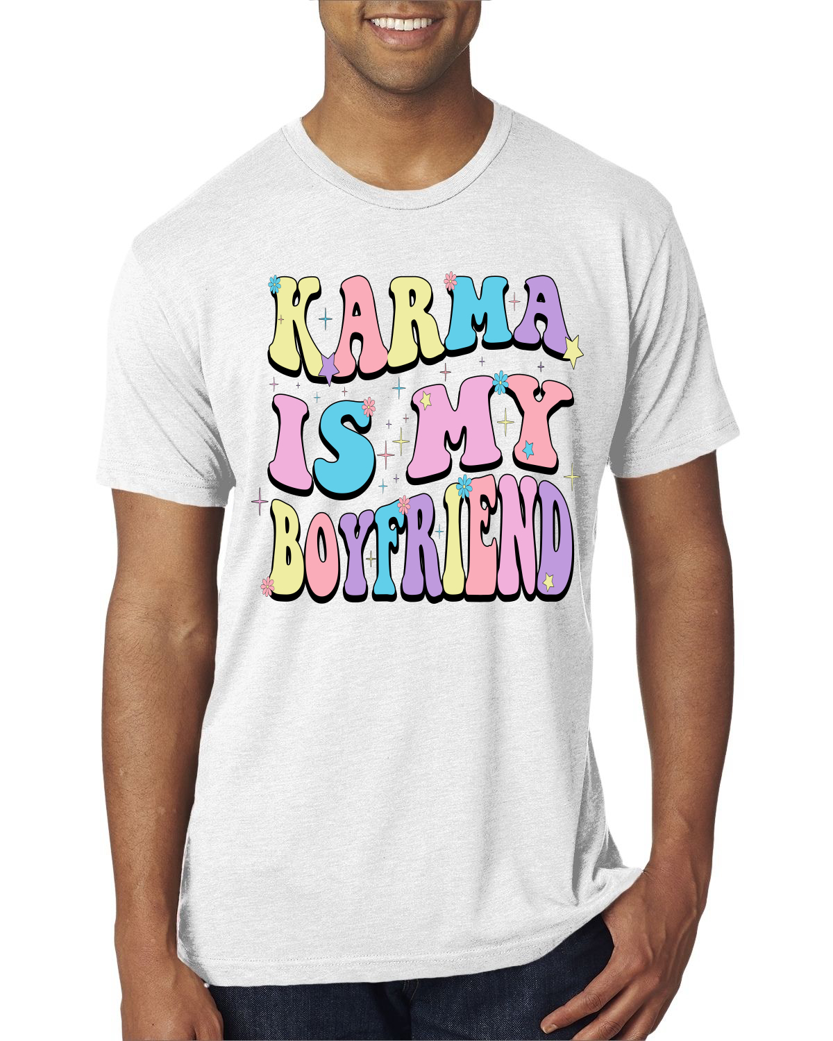 Camiseta Karma Is My Boyfriend Groovy Letters Cultura Pop para Hombre Premium Tri Mezcla - Imagen 3 de 11