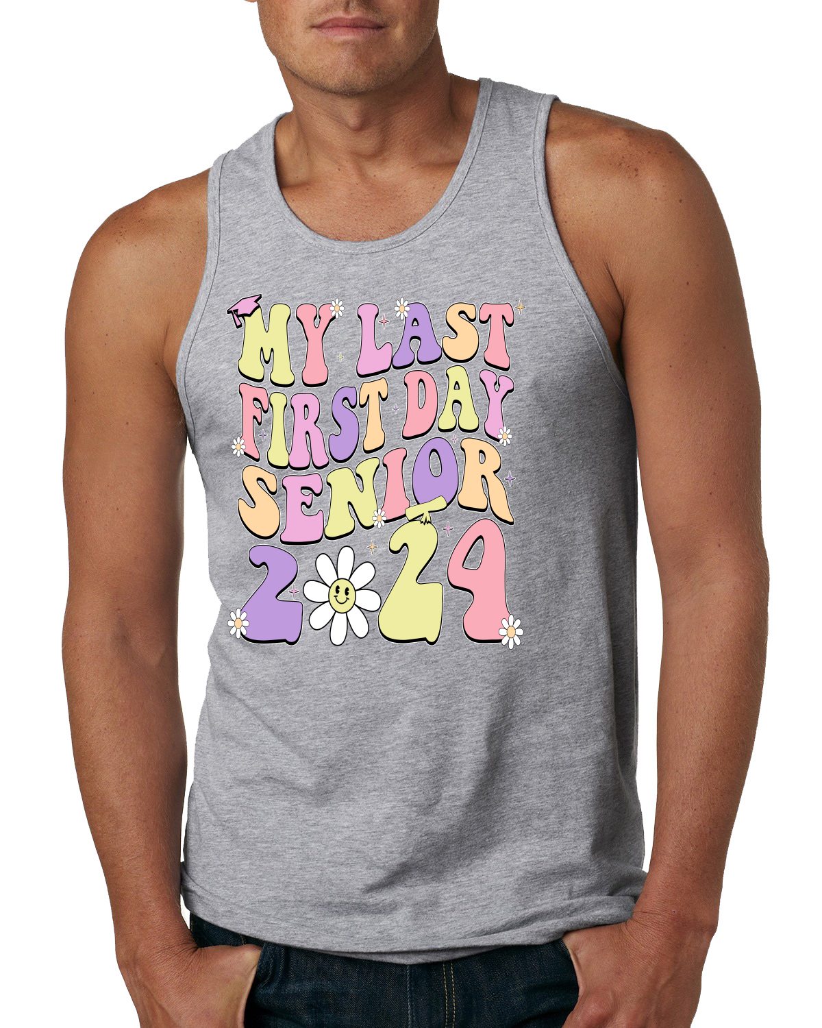 Camiseta sin mangas My Last First Day Groovy Letters Graduation Cap para hombre - Imagen 4 de 7
