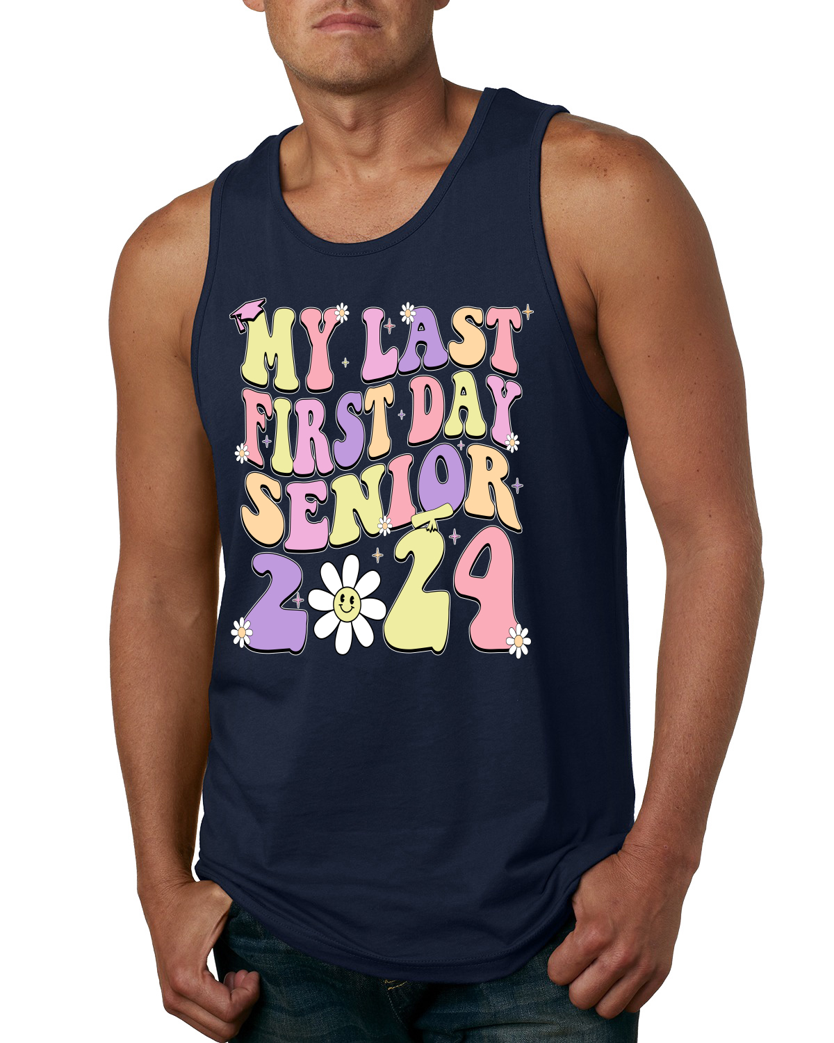 Camiseta sin mangas My Last First Day Groovy Letters Graduation Cap para hombre - Imagen 5 de 7