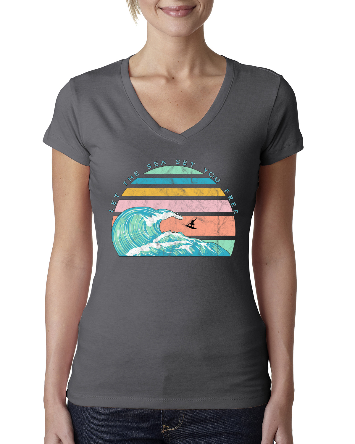Camiseta Retro Let The Sea Set You Free Outdoor Mujeres Junior Fit Cuello en V - Imagen 8 de 12