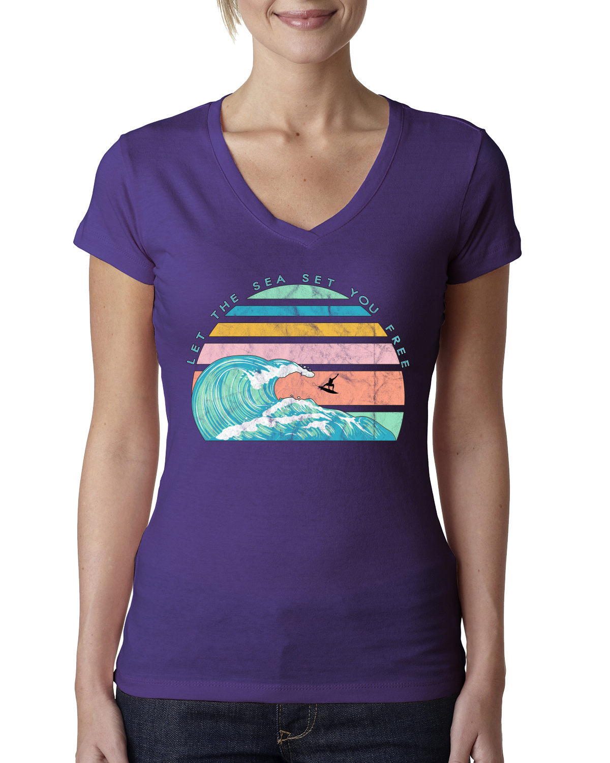 Camiseta Retro Let The Sea Set You Free Outdoor Mujeres Junior Fit Cuello en V - Imagen 10 de 12