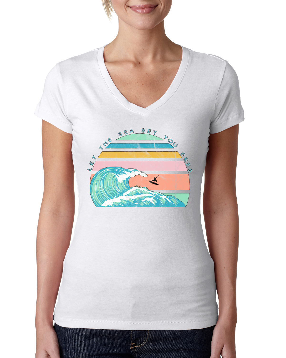 Camiseta Retro Let The Sea Set You Free Outdoor Mujeres Junior Fit Cuello en V - Imagen 7 de 12