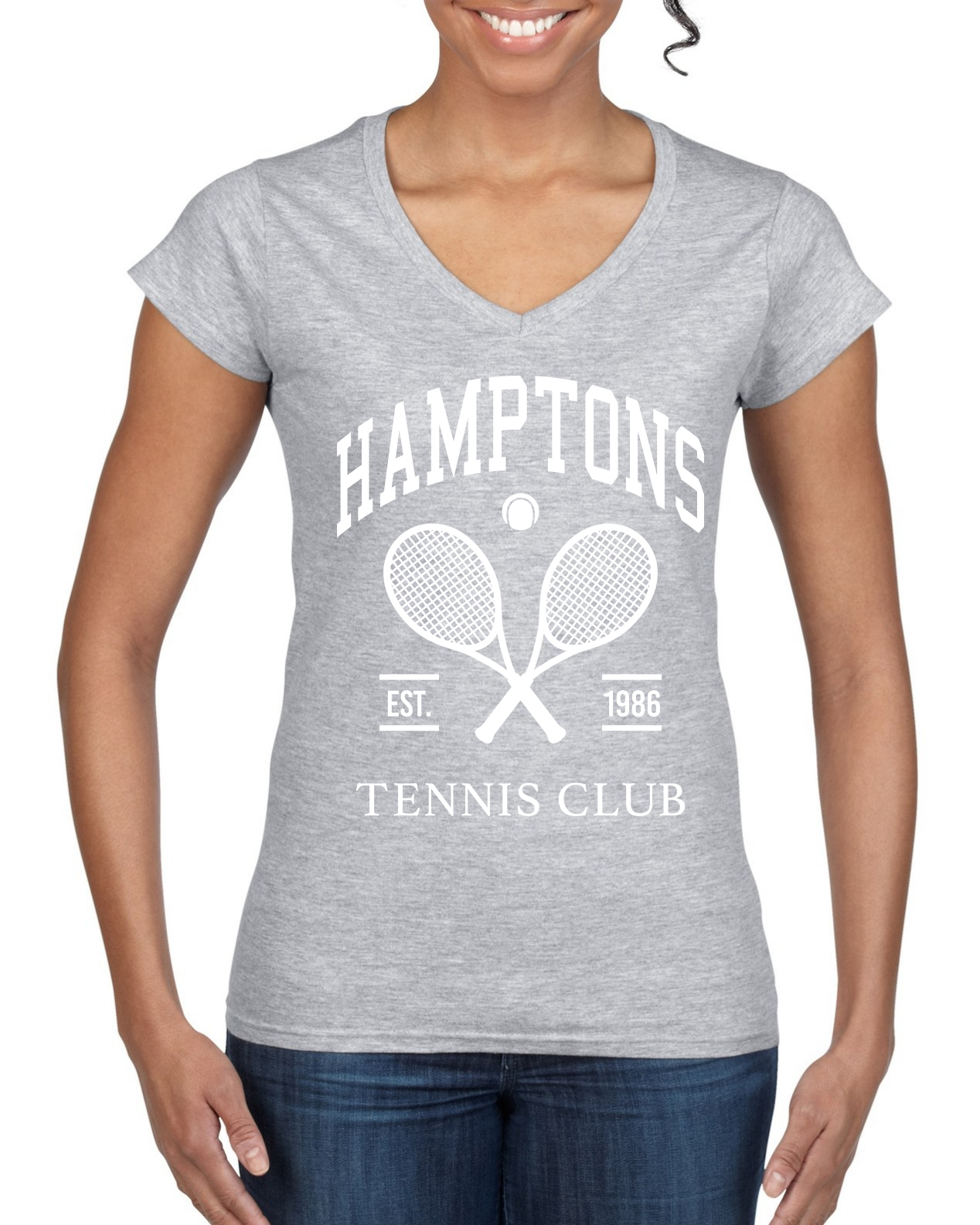 Camiseta estándar cuello en V Hamptons Tennis Club Est 1986 deportiva para mujer - Imagen 4 de 5